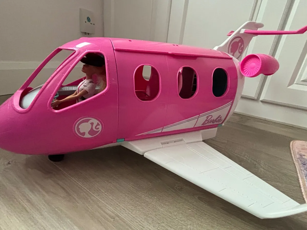 Barbie Dreamhouse and bundle - Image 3