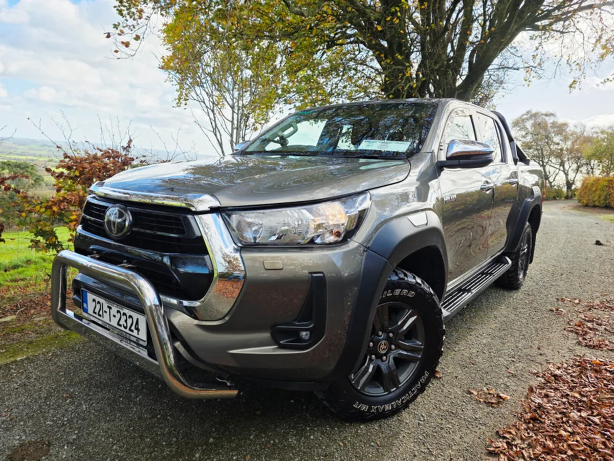 Toyota Hilux 2.8 SR5 D/CAB AUTO 4DR - Image 1