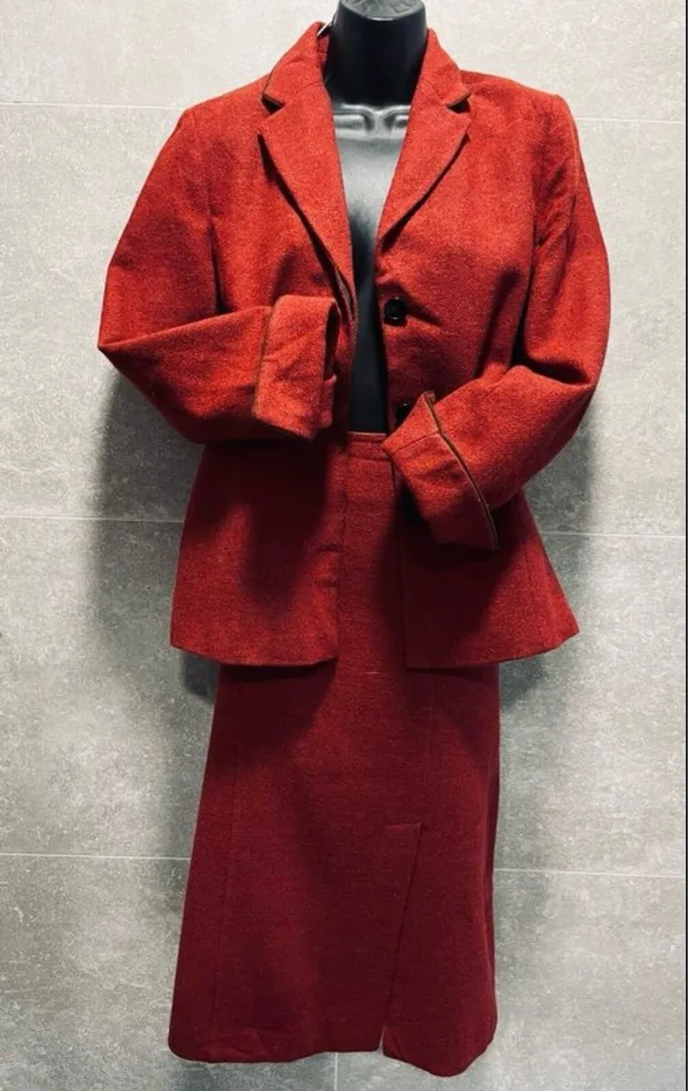 Ladies wool suit - Image 1