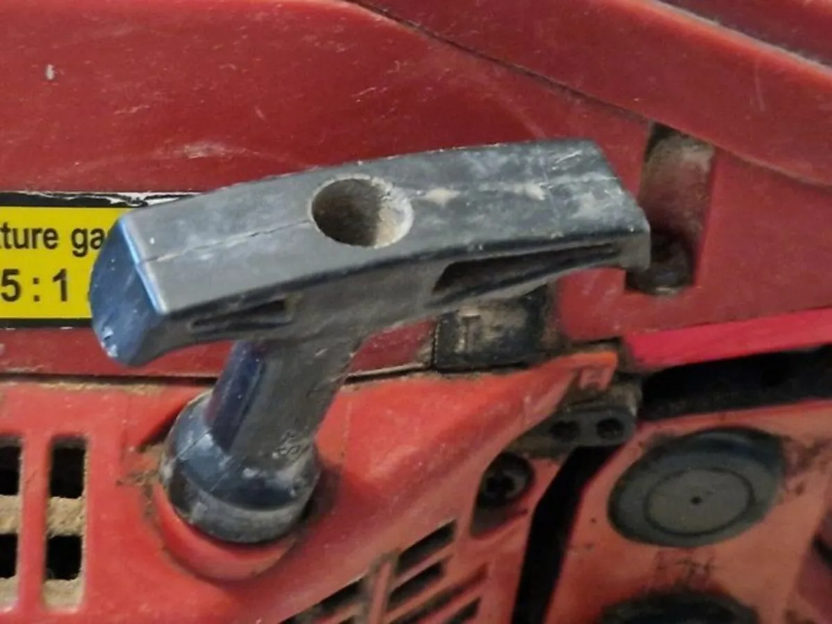 PRO Plus 049213 Petrol Chainsaw 16 inch - Image 3