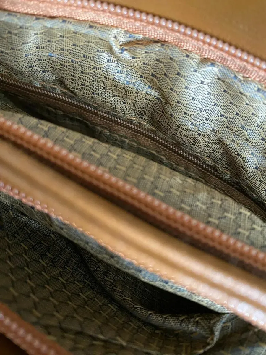 NEW WITH TAGS Shenzhou Leather Handbag ShoulderBag - Image 3