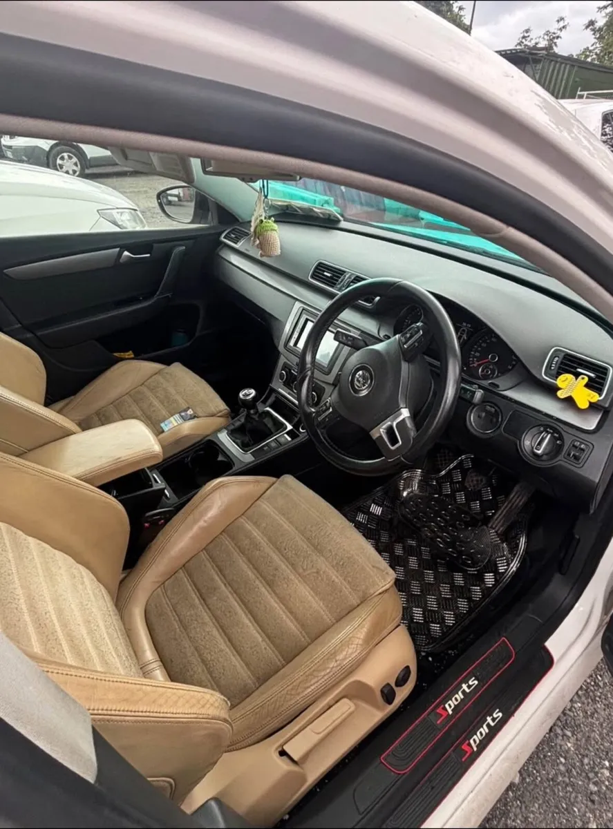 Volkswagen Passat 2012 - Image 2