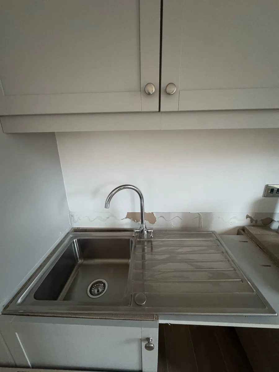 Sink and tap - Image 3