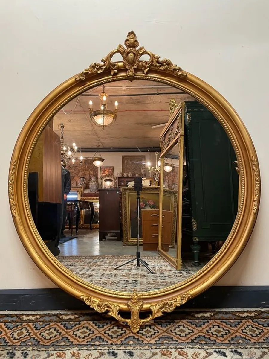 Stunning Round Gilt Wood Mirror with Ornate Detailing - Image 1