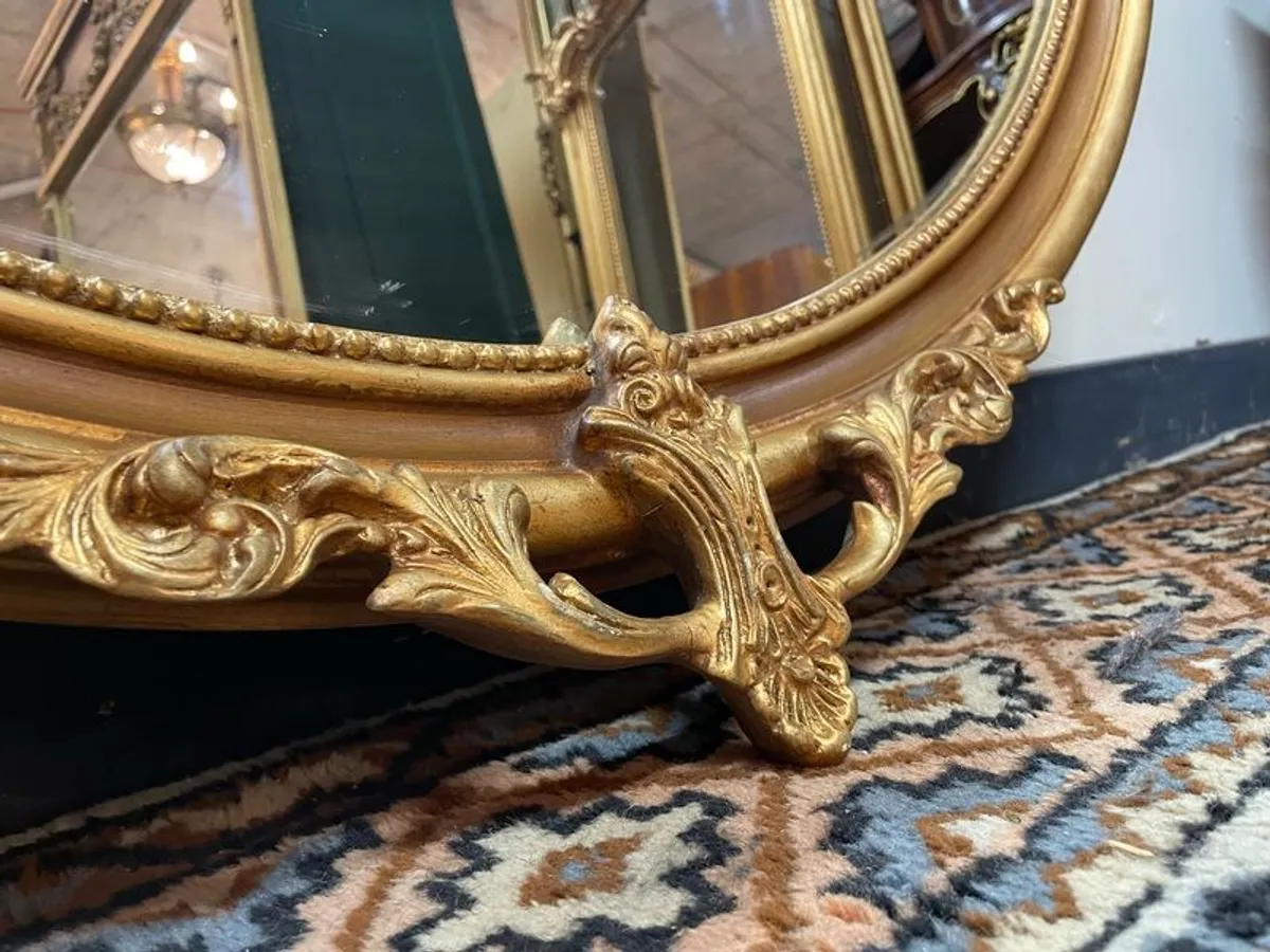 Stunning Round Gilt Wood Mirror with Ornate Detailing - Image 2