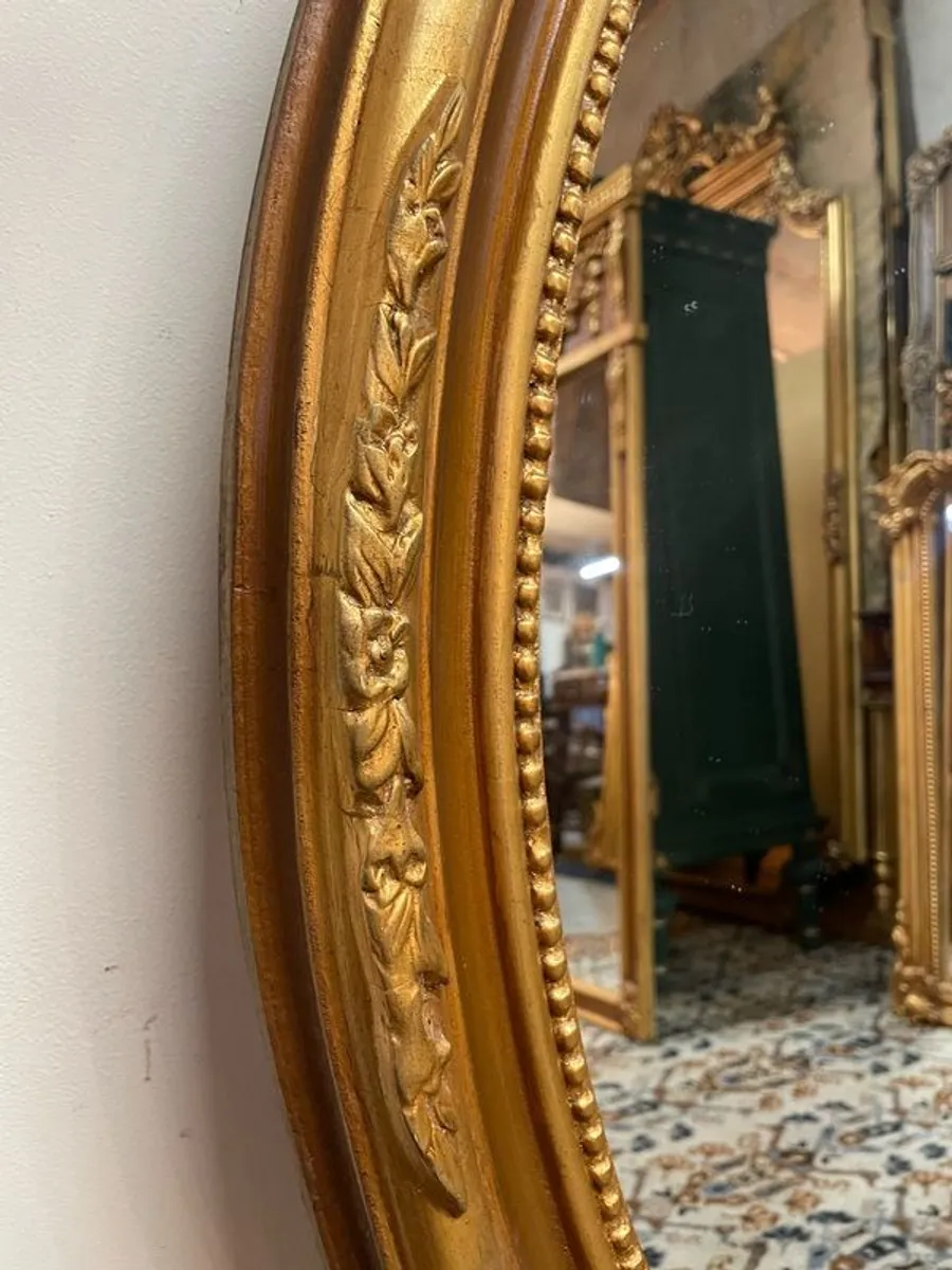 Stunning Round Gilt Wood Mirror with Ornate Detailing - Image 3