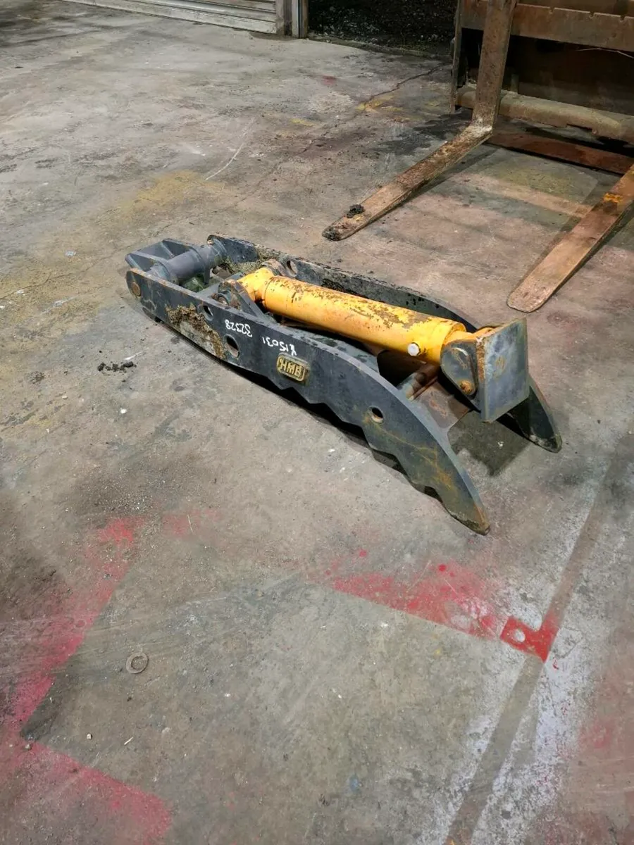 Hydraulic Thumb 60mm Pins - Image 1