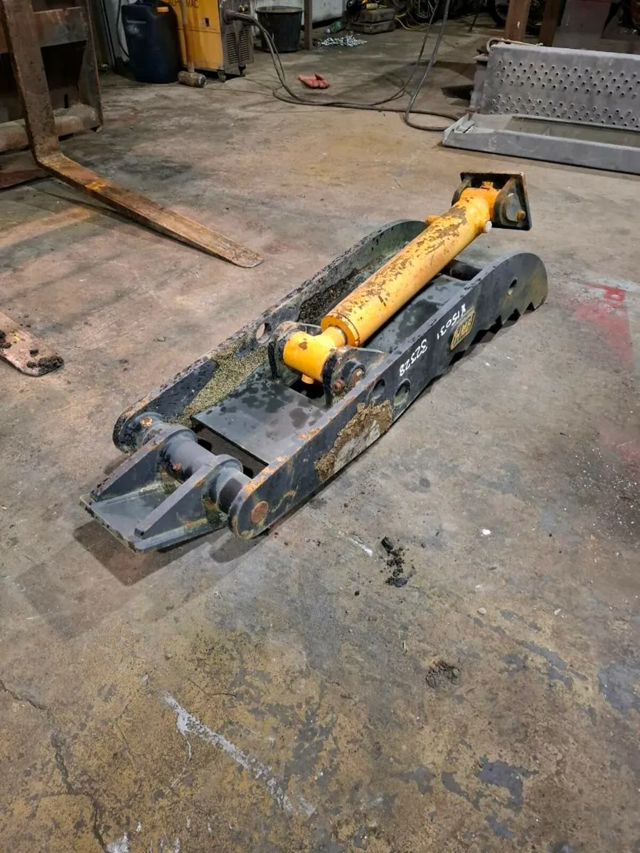 Hydraulic Thumb 60mm Pins - Image 2