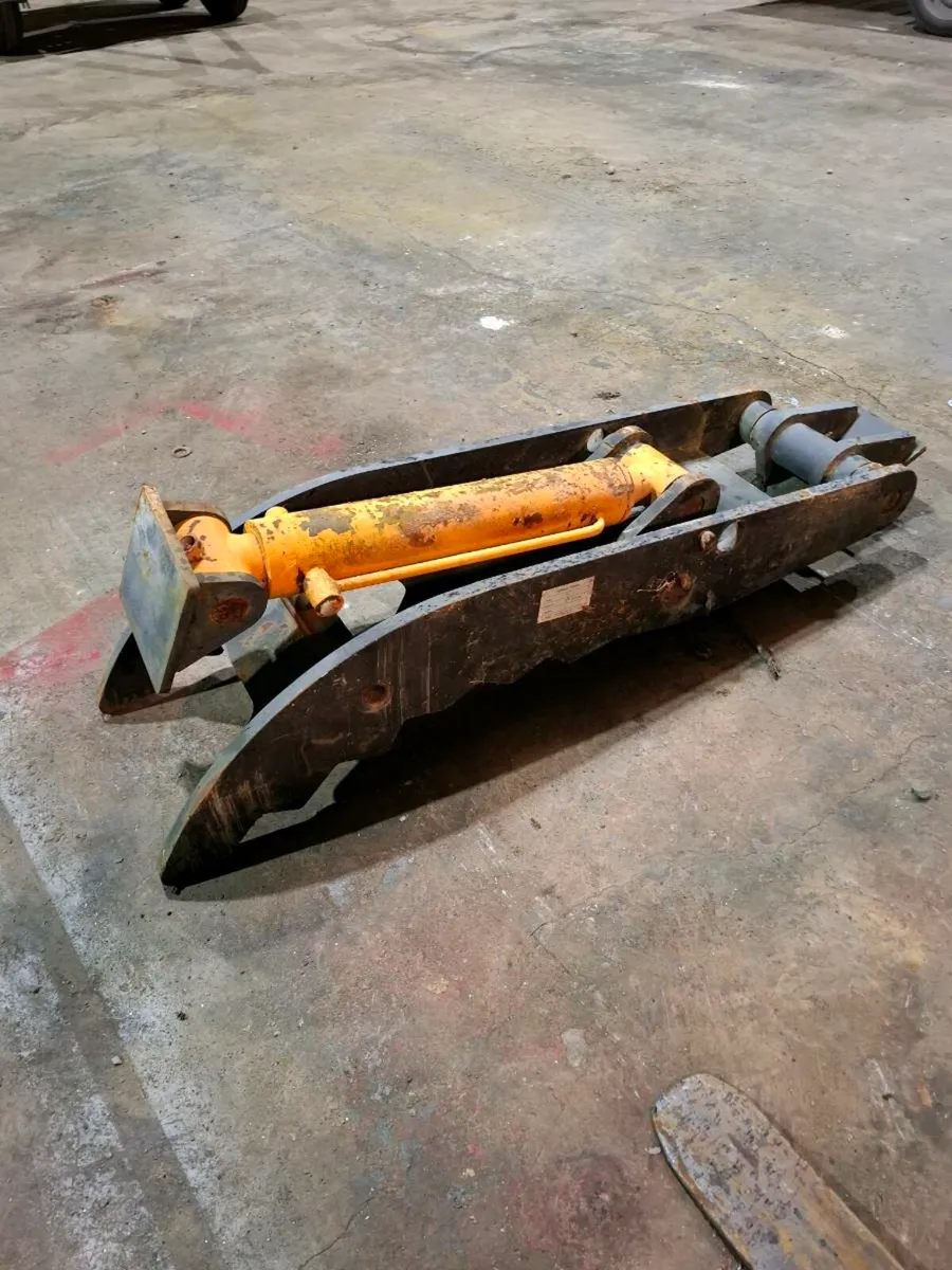 Hydraulic Thumb 60mm Pins - Image 3