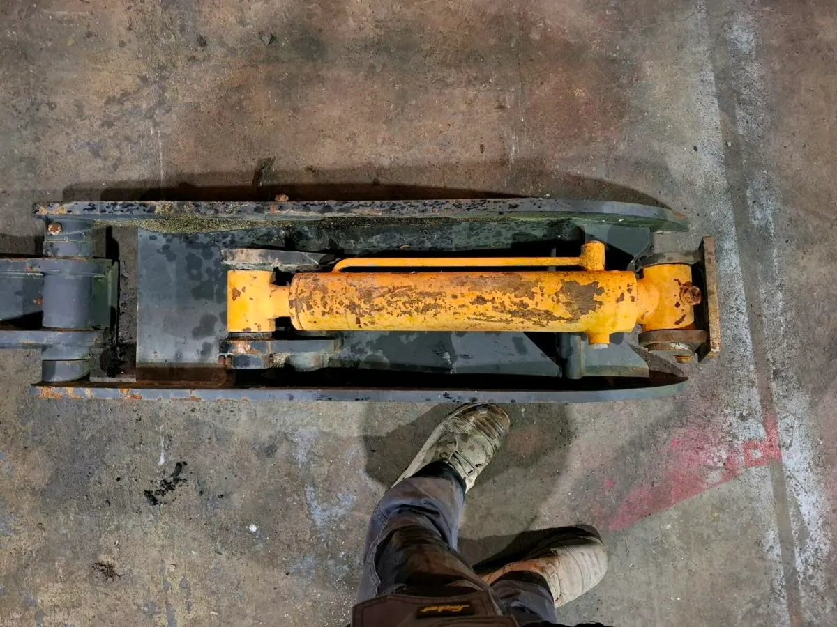 Hydraulic Thumb 60mm Pins - Image 4