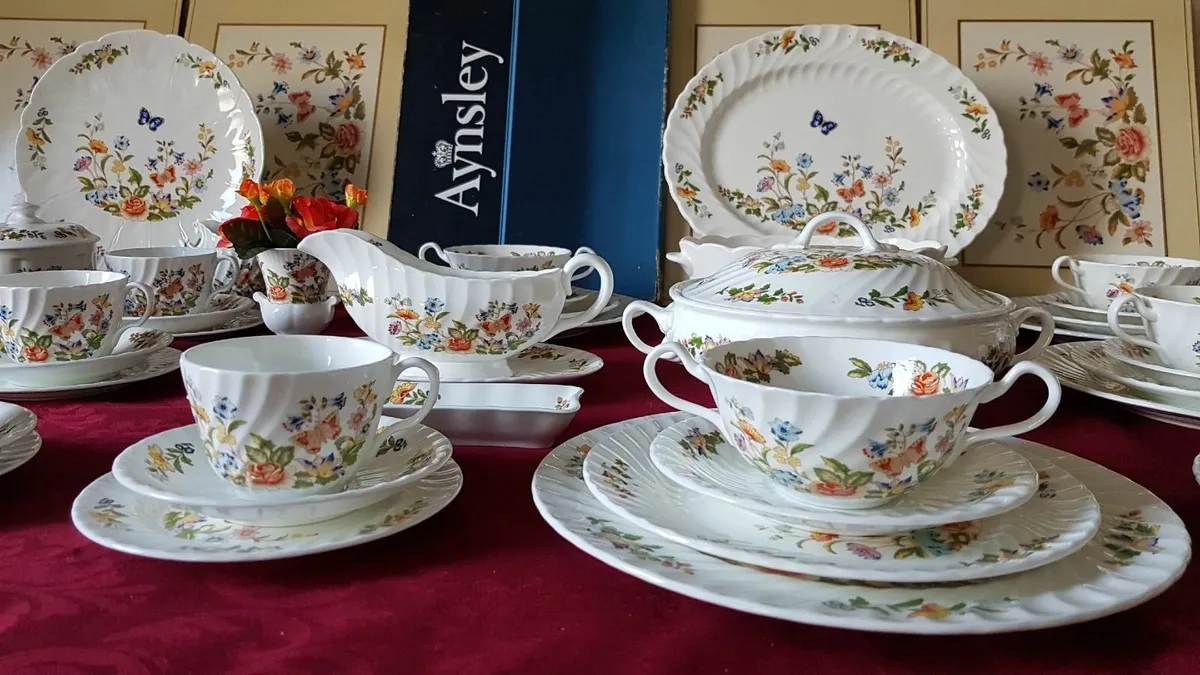 61Pc. Aynsley Cottage Garden England Dinner&TeaSet - Image 4