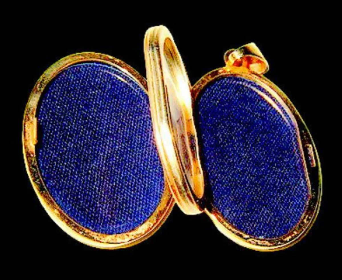 Vintage Hallmarked 9ct Gold Treble Section Locket - Image 2