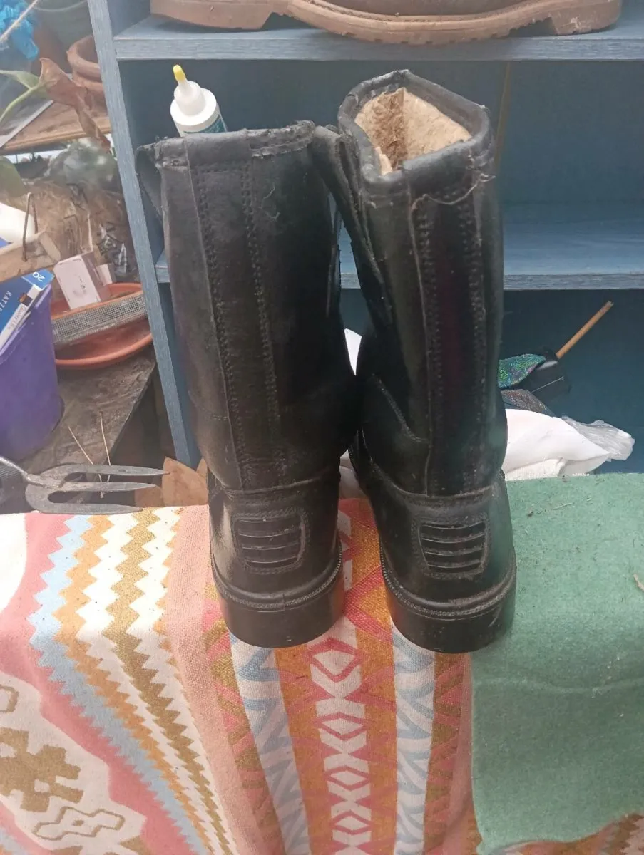 Like New steel toe boots 9 half,fur lined,35Euro - Image 3