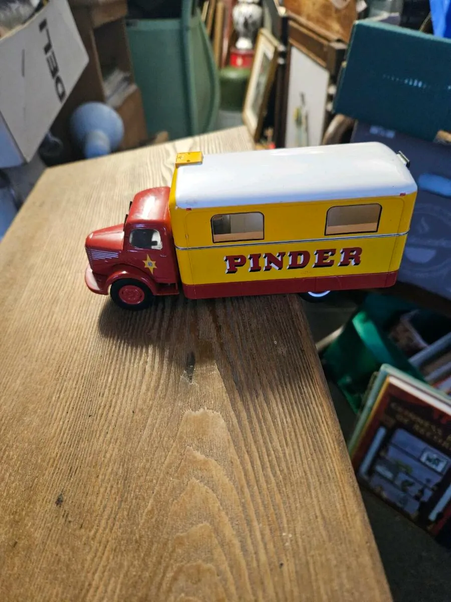 Corgi Atlas Pinder Circus Truck - Image 2
