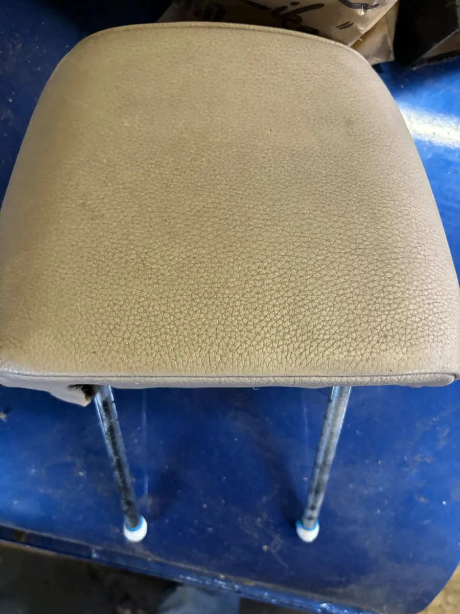 Headrest - Image 3