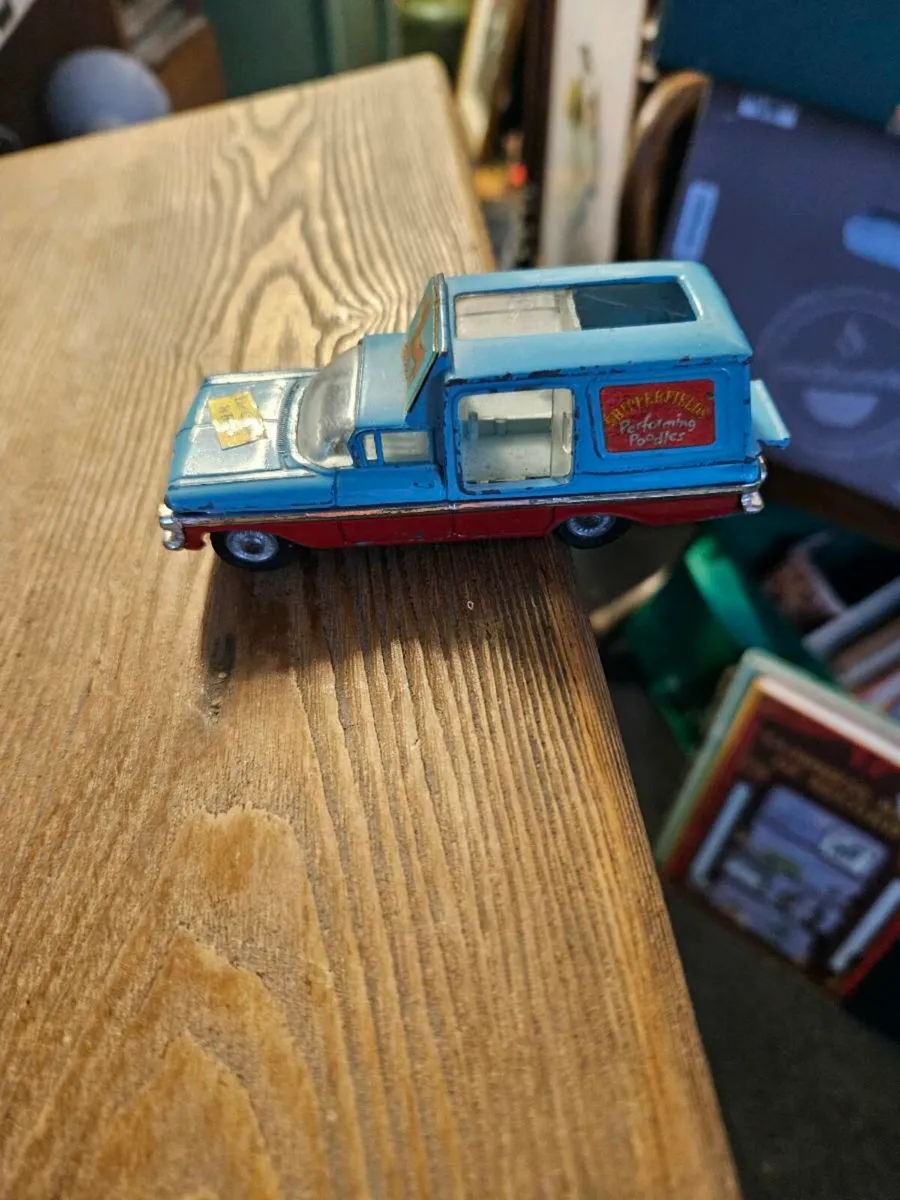 Corgi Chipperfields Circus Car - Image 2