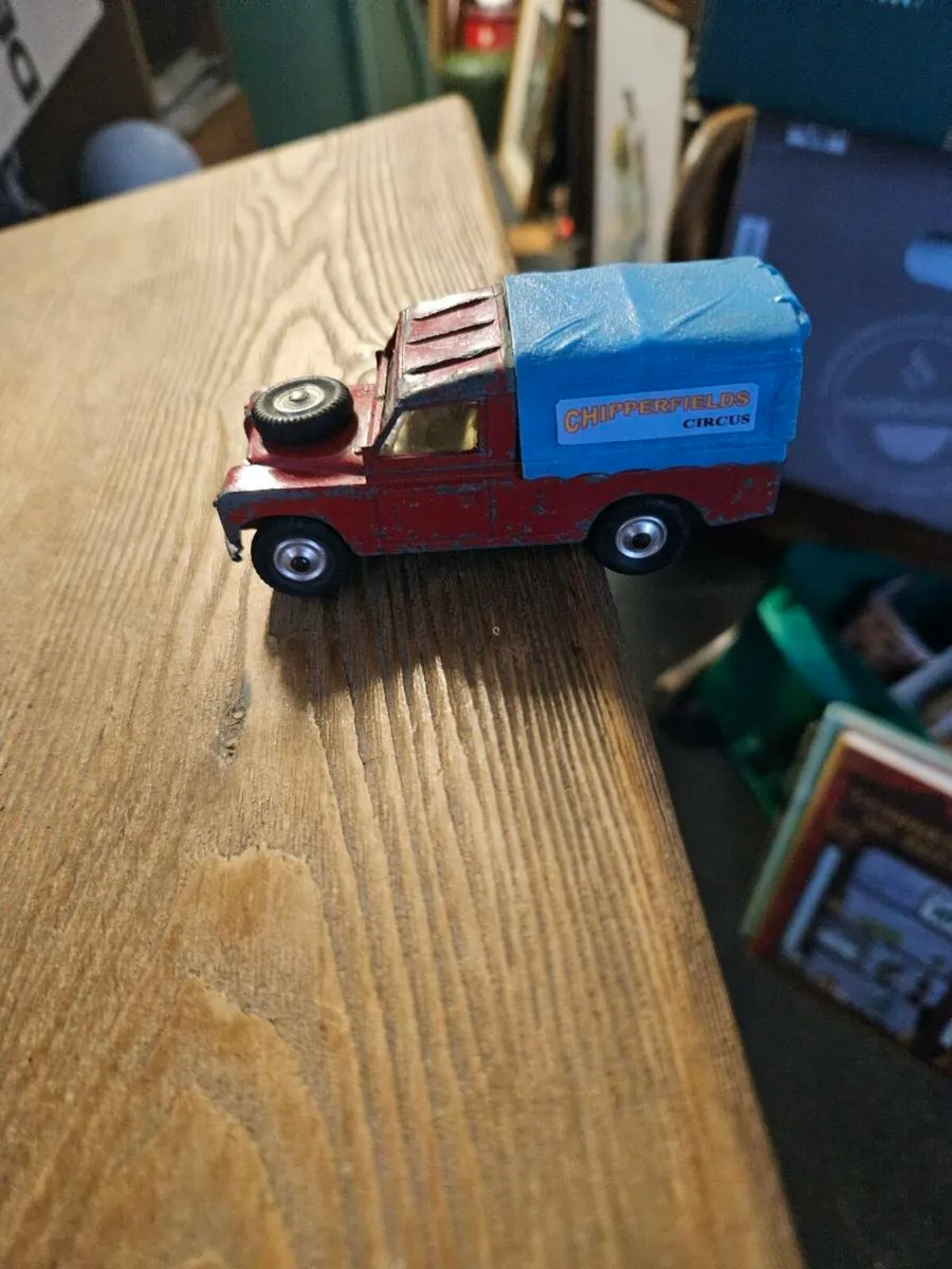 Corgi Chipperfields Circus Landrover - Image 2