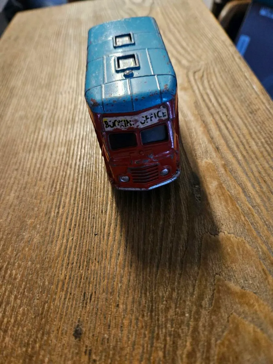 Corgi Chipperfields Circus Van - Image 1