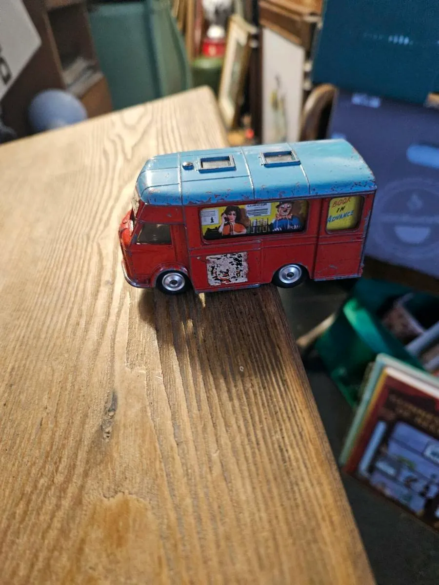 Corgi Chipperfields Circus Van - Image 2