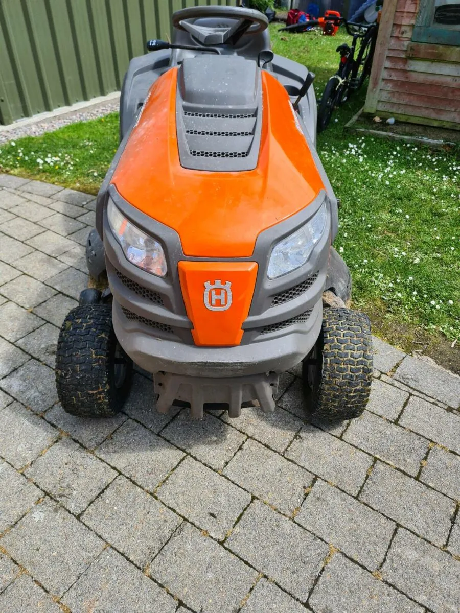 Husvarna TC142 ride on mower - Image 1