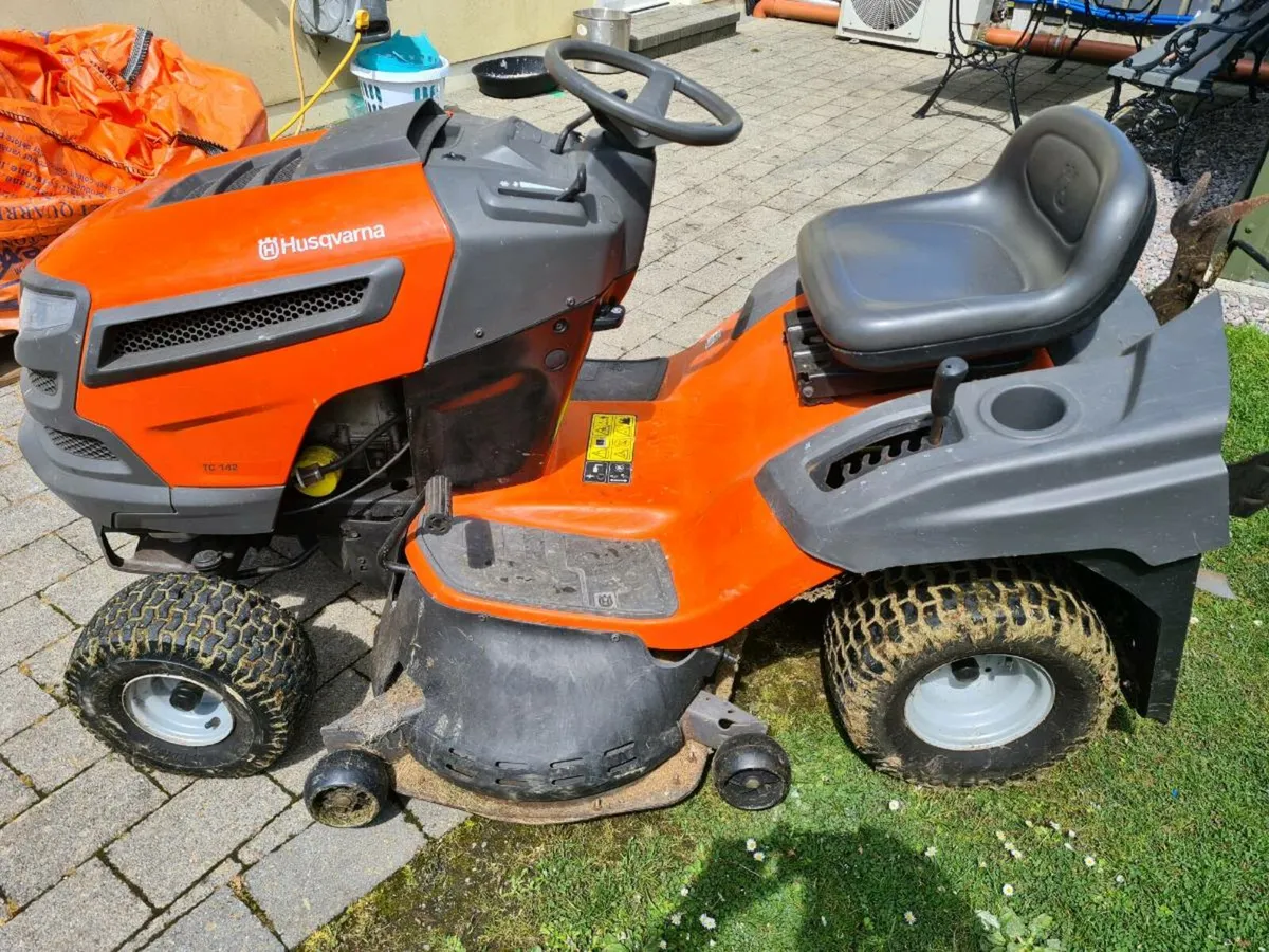 Husvarna TC142 ride on mower - Image 3