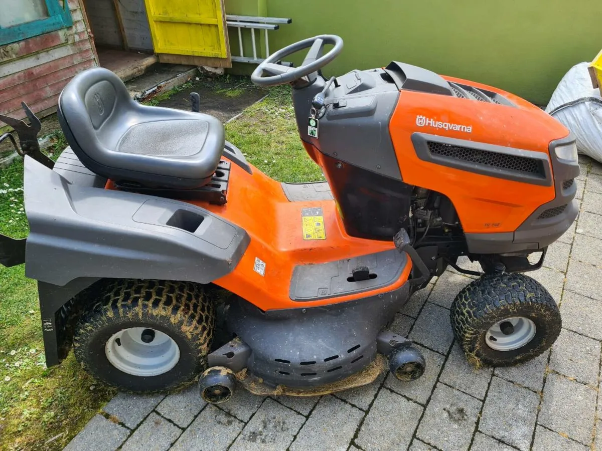 Husvarna TC142 ride on mower - Image 4