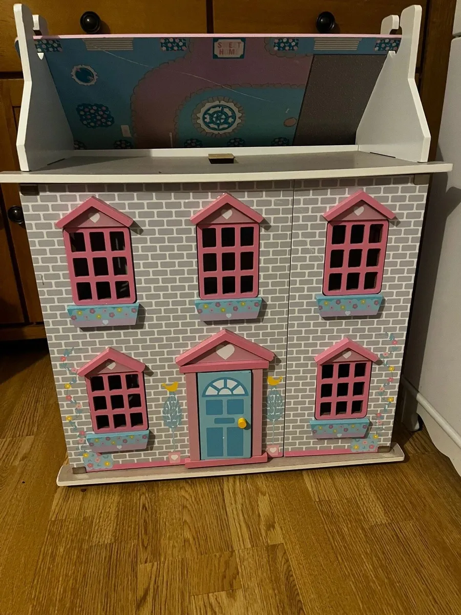 Dolls House and Accessories - Image 1