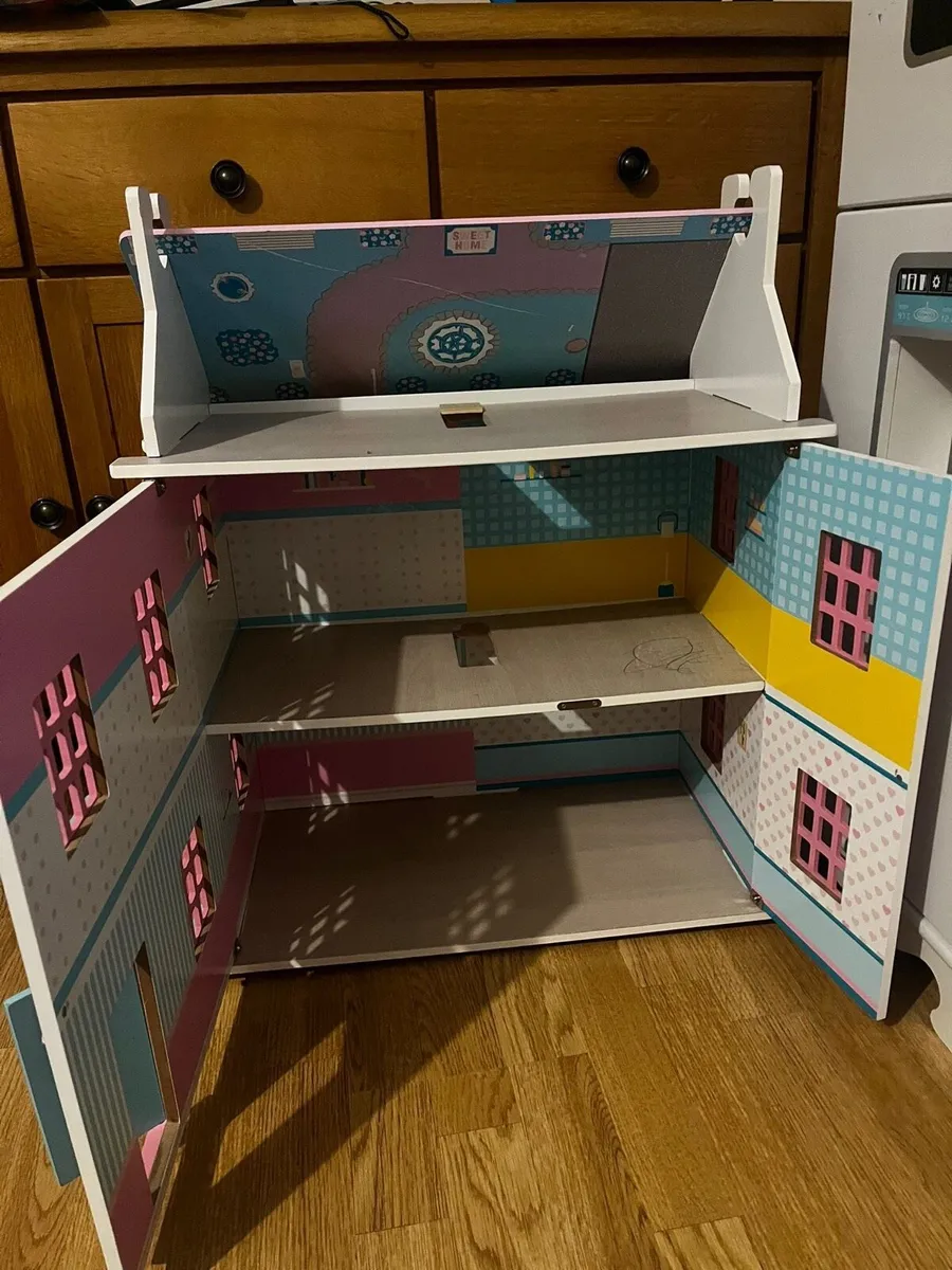 Dolls House and Accessories - Image 2