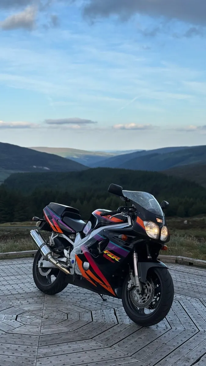 Yamaha FZR600r - Image 1