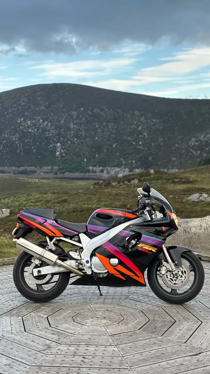 Yamaha FZR600r - Image 2