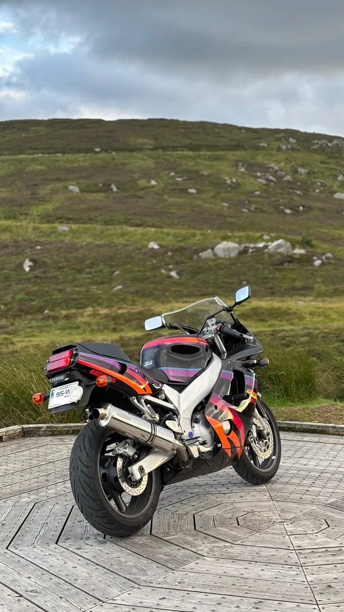 Yamaha FZR600r - Image 3