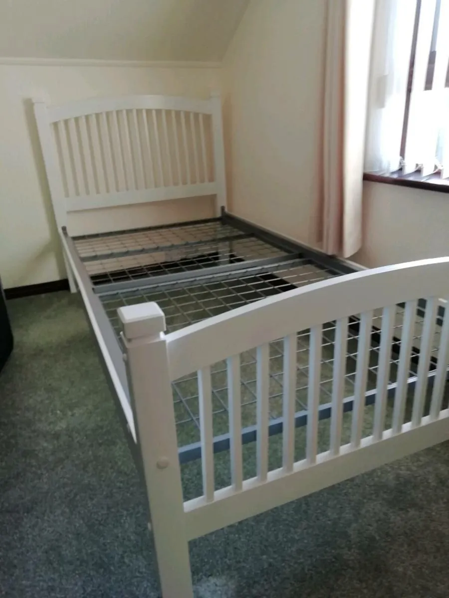 Single bed - Image 1
