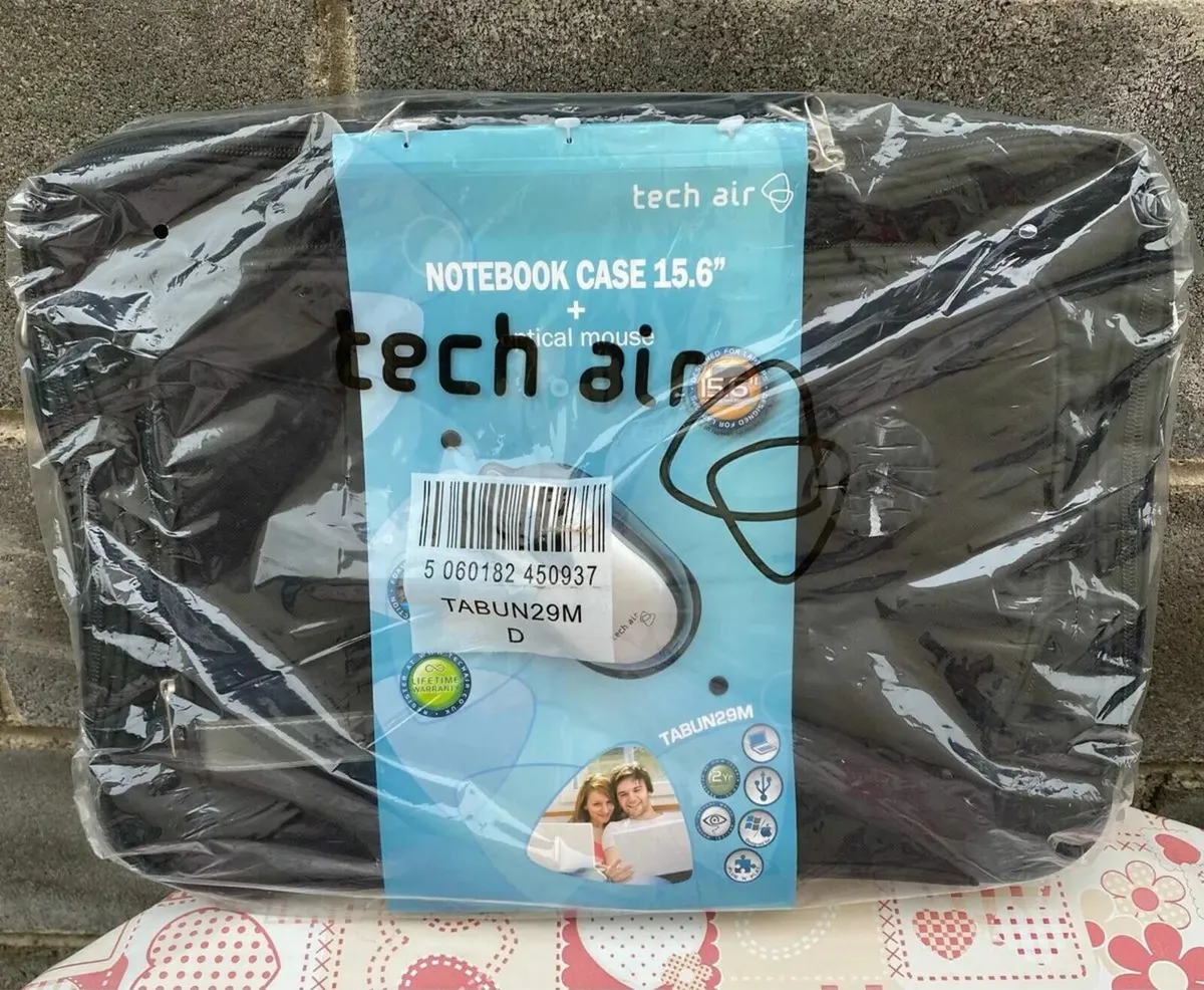 BRAND NEW Techair Laptop Bag 15.6 " and USB Mouse - Image 1