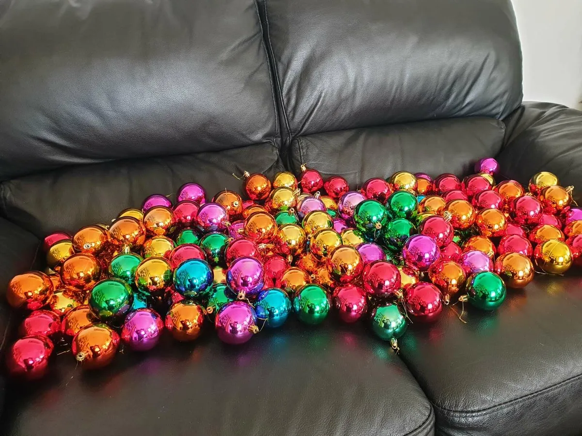 221 coloured Christmas baubles - Image 1