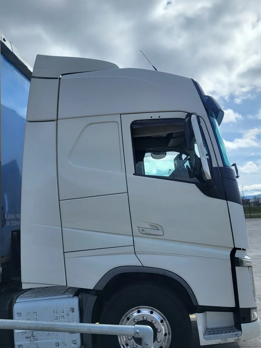 FH Volvo truck - Image 3