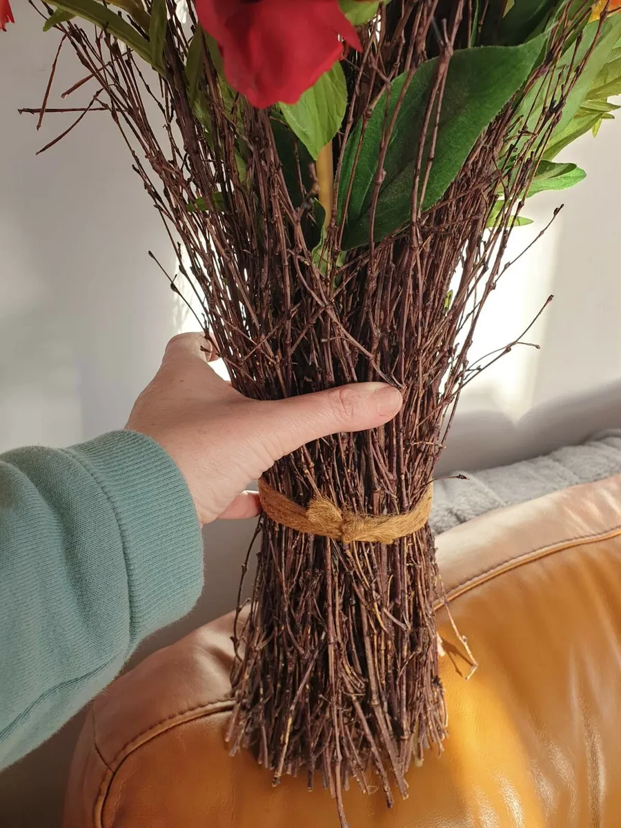 Red twig flowers - Image 3