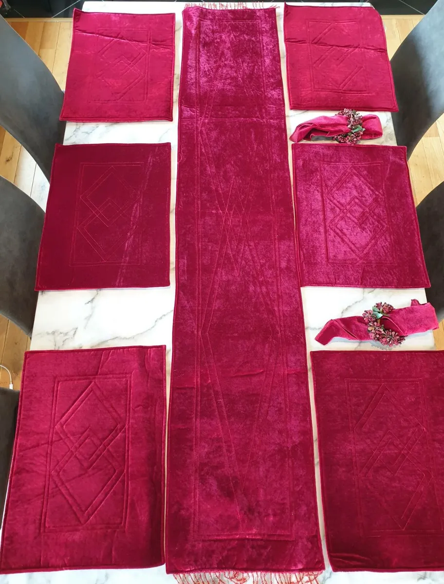 Christmas velvet table cloth set - Image 1