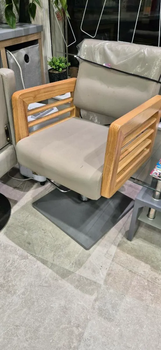 Hairdressing chair - Image 1