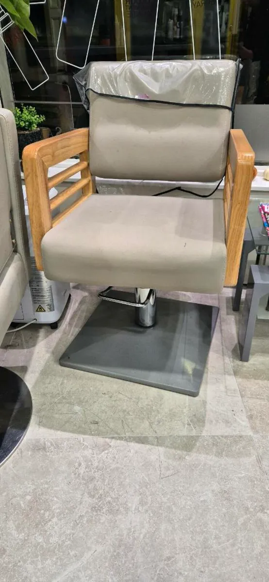 Hairdressing chair - Image 2