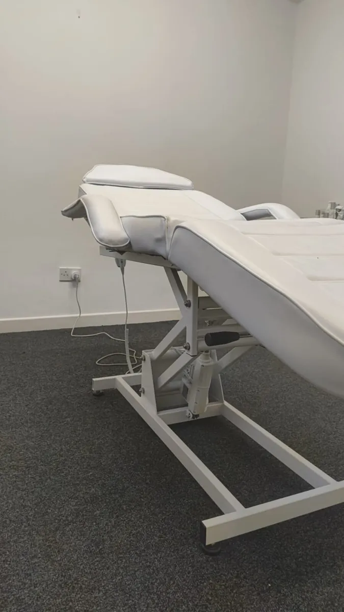 Electric Treatment bed - Image 2