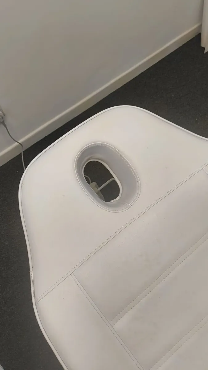 Electric Treatment bed - Image 3