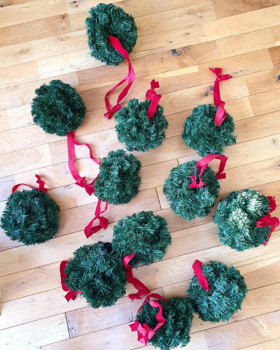 Christmas kissing balls and 14 battery lights - Image 1