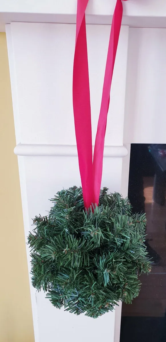 Christmas kissing balls and 14 battery lights - Image 2