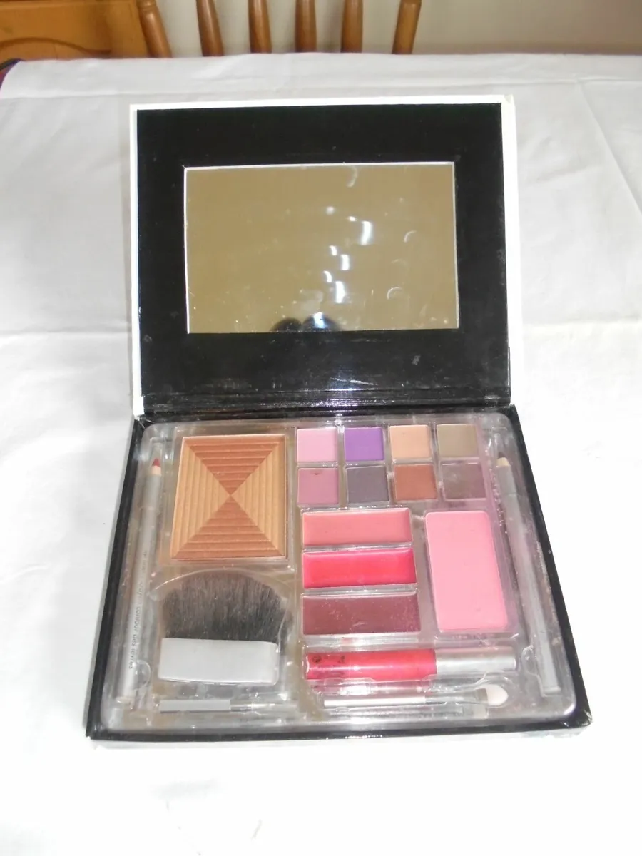 OOh Delicious Complete Face Gift Set for Sale - Image 2