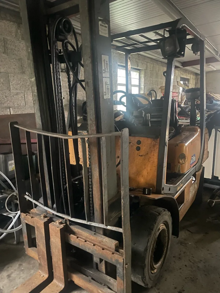 3 ton Samsung forklift for repairs - Image 1