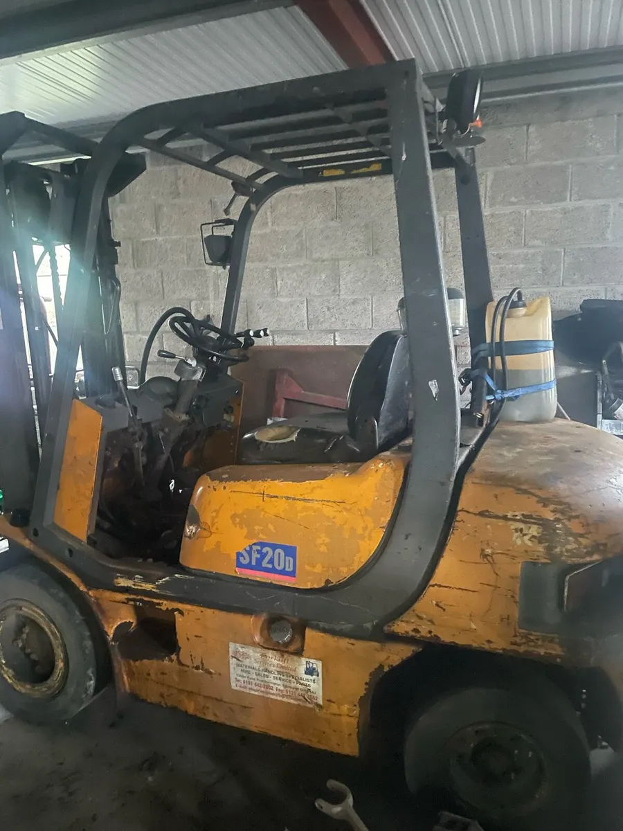 3 ton Samsung forklift for repairs - Image 2