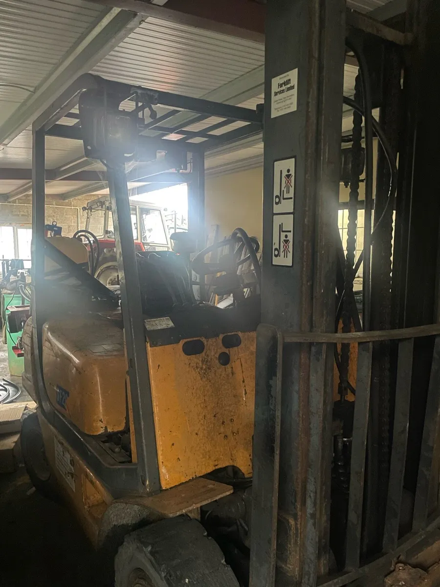 3 ton Samsung forklift for repairs - Image 3