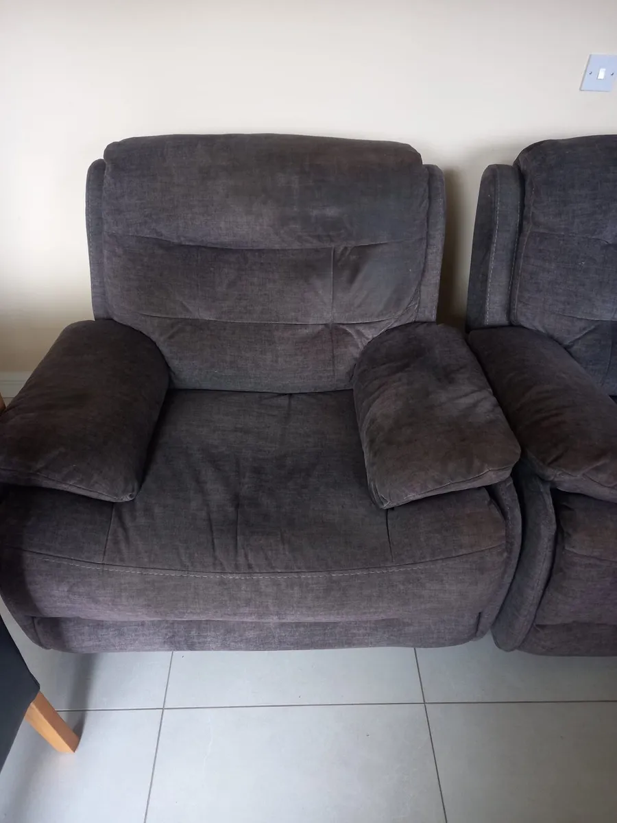 2 Recliner - Image 3