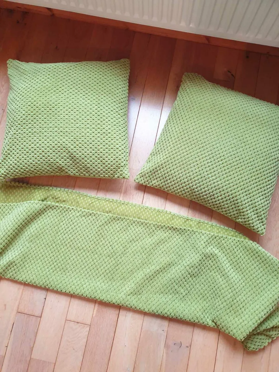 Green cushions and throw - Image 1