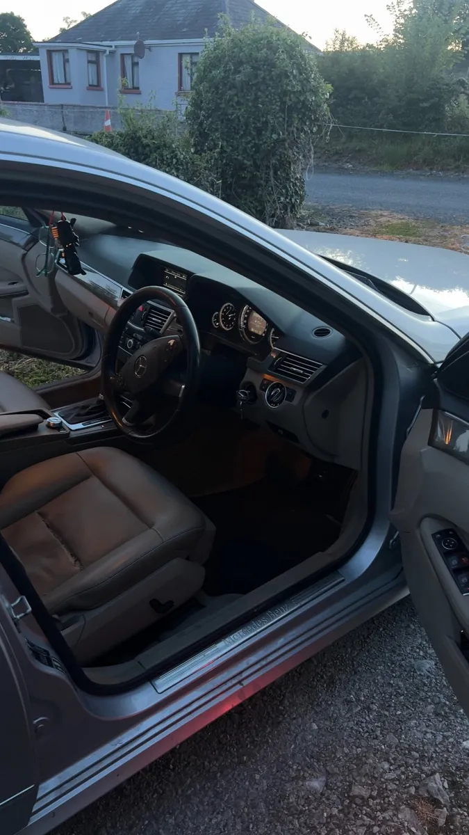 Mercedes-Benz E-Class 2011 - Image 2